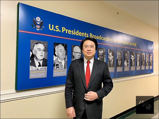 林右昌接受美國之音專訪，並在美國歷屆總統受訪照片前合影留念。 （自由時報提供）