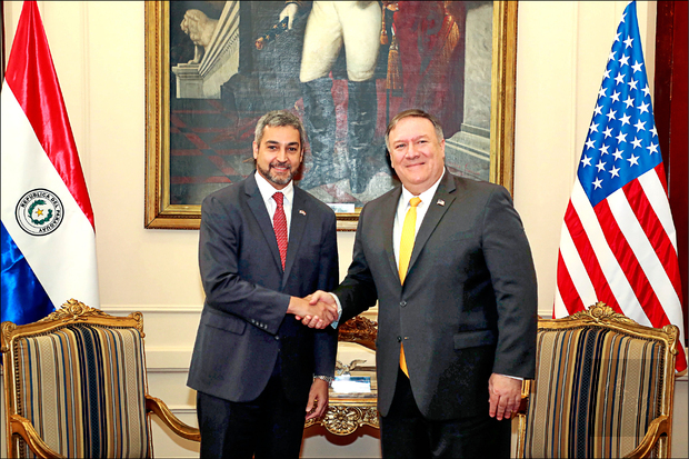 美國國務卿龐皮歐（右）十三日與巴拉圭總統阿布鐸會晤，肯定巴拉圭持續強化與台灣關係的努力。 （自由時報提供）