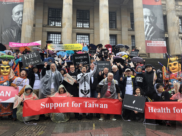 柏林16日舉辦「與台灣同行」健走活動，雖然風雨交加，仍吸引300多位僑胞和德國友人參加。（中央社提供）