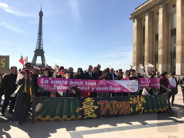 駐法國代表處16日在巴黎的托卡德洛人權廣場舉辦「與台灣同行」集會，多位法國國會議員到場支持台灣在世界衛生組織擁有一席之地，為全人類健康做出貢獻。（中央社提供）