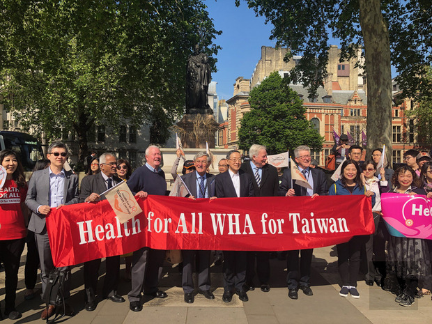 歐洲外館展開「與台灣同行」健走活動，倫敦有百餘人參與，友台的英國國會議員也共同響應。（中央社提供）
