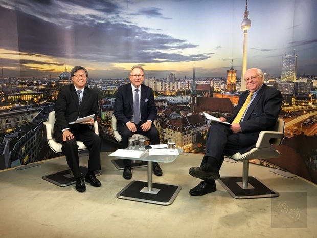 駐德代表謝志偉（左一）與德國聯邦議會健康委員會主席盧德爾（中）18日參加記者畢克曼在柏林電視台的節目，討論世界衛生大會台灣參與的問題，盧德爾力挺台灣參與。