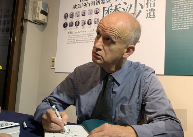 荷蘭籍作家藍柏（Lambert van der Aalsoort）出版「福爾摩沙拾遺：歐美的台灣初體驗」，26日在台北出席新書發表活動，並為民眾簽書。（中央社提供）
