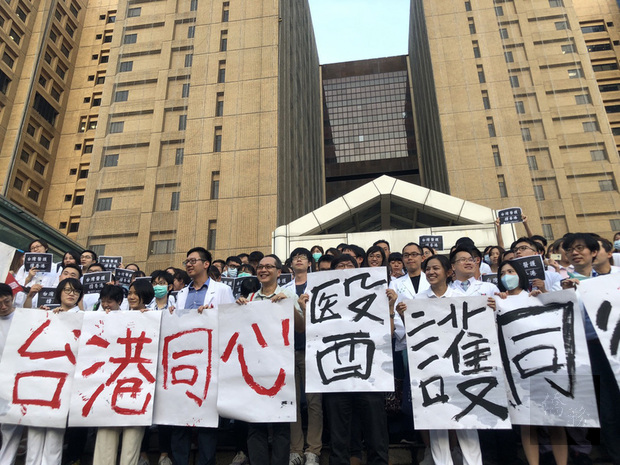 台灣超過百名醫護人員21日走上街頭，響應「台灣醫護撐香港」快閃活動，拿著標語高喊口號，以快閃方式支持香港，並譴責香港政府武力鎮壓。