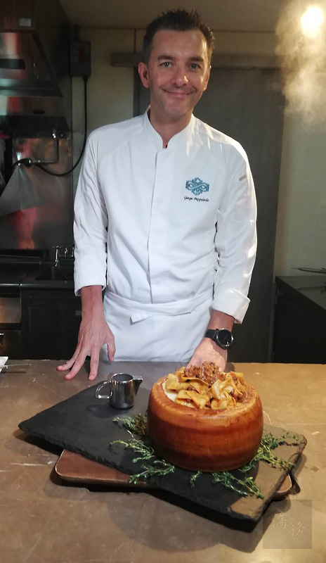 寒舍餐旅集團西餐廚藝總監杜喬治(Giorgio Pappalardo)來自義大利,移居亞洲20年,遊走多國最後選擇定居台灣,雖然擅長義式料理,卻也熱愛台灣庶民小吃東山鴨頭和路邊攤滷味。(中央社提供)