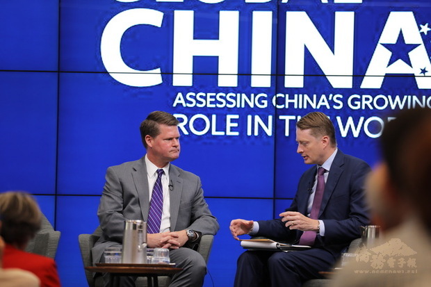 美國國防部印太事務助理部長薛瑞福（左）1日出席華府智庫「布魯金斯研究所」座談會。他在會中表示，將在下週訪問中國。(中央社提供)