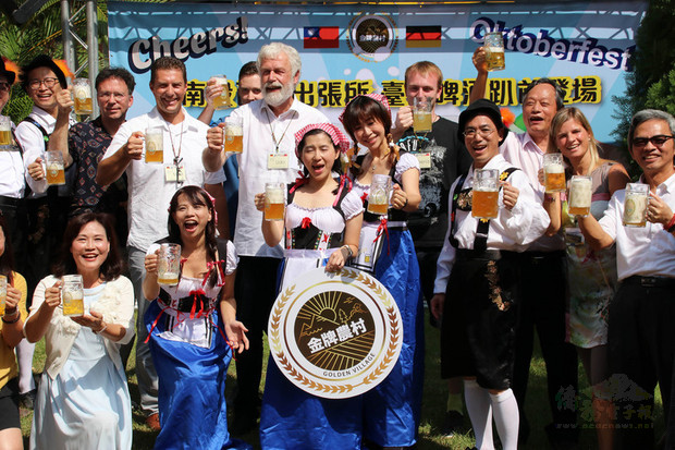 德國般諾德村（Benroth）代表團訪問台灣，農委會水土保持局22日舉辦「金牌農村」啤酒趴迎接來賓，讓團員直呼彷彿德國慕尼黑啤酒節，讓他們感到非常驚喜。（飲酒過量有害健康，酒後請勿開車）（中央社提供）