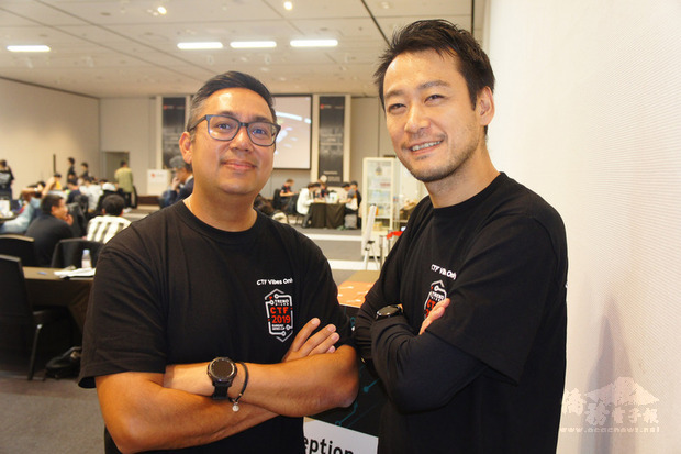 國際資安大廠趨勢科技第5屆CTF網路攻防搶旗賽決賽24日落幕,在趨勢科技全球應變團隊負責美國業務的主管培瑞斯(Jonn Perez,左)、負責日本業務的主管山科太俊(右)認為,台灣資安人才水準很高,在國際賽事常晉級決賽。(中央社提供)