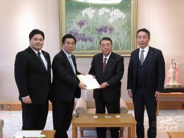 神戶市議長安達和彥（左二）將市議會挺台意見書提交給眾院議長大島理森（右二）。（上畠寬弘議員提供）