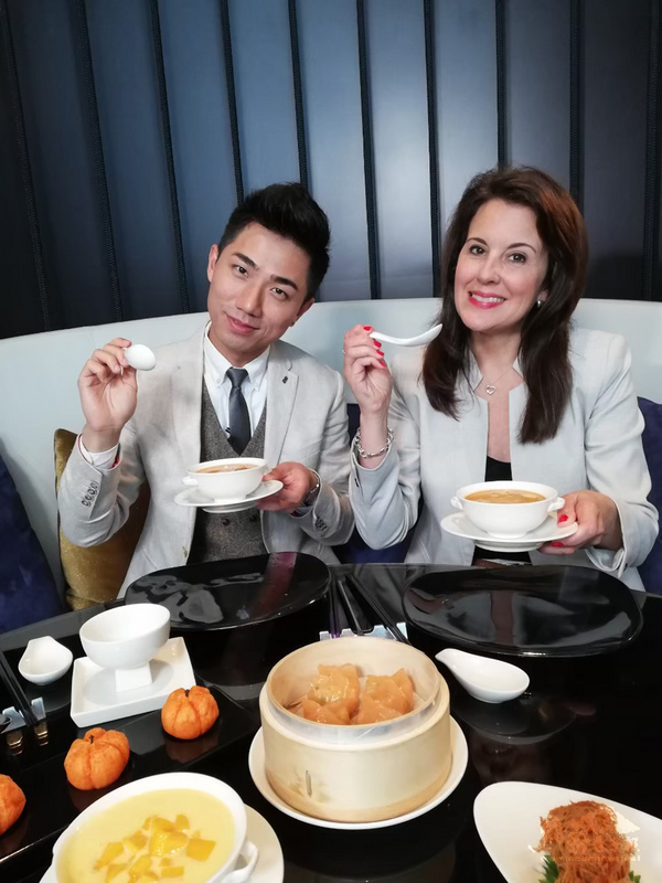 德國之聲節目「Tasty Taipei-food,fusion and fun」介紹台北美食,主持人梅根(Meggin Leigh)(右)與台北辦事處記者鄒宗翰(左)從五星級飯店吃到夜市,共同品嚐台北美食。(德國之聲提供)