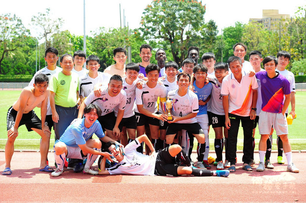 清華大學足球隊中有8名外籍生，他們用各自家鄉話拍攝影片，感謝防疫人員讓台灣防疫成功，校方8日將影片放學校網頁分享。圖為足球隊日前合影。（清華大學提供）
