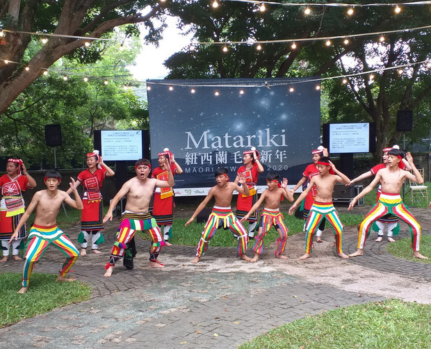 紐西蘭商工辦事處16日舉行毛利新年Matariki慶祝活動，花蓮縣玉里鎮Halawan（哈拉灣）部落學子表演戰舞等台灣原住民族歌舞。（中央社提供）
