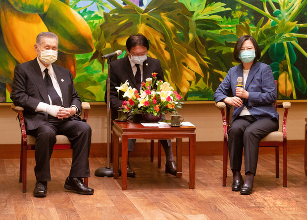 總統蔡英文（右）9日下午在總統府接見「日本弔唁故李前總統訪台團」，會中感謝日本前首相森喜朗（左）率團來台弔唁前總統李登輝。（中央社提供）