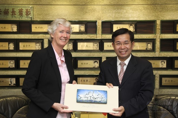潘文忠部長致贈唐凱琳代表臺灣黑面琵鷺陶瓷板紀念品