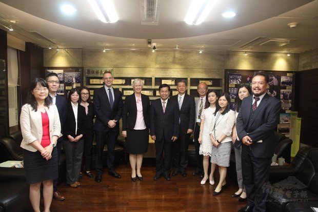 潘文忠部長與英國在臺辦事處唐凱琳代表乙行合影