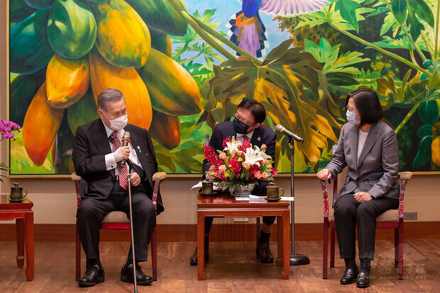 總統接見「李前總統登輝先生追思告別禮拜日本弔唁團」，並相互交流