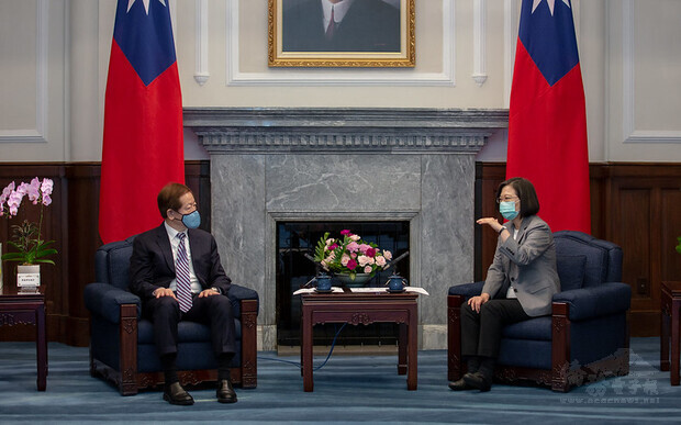 蔡英文總統24日上午接見「國際半導體產業協會(SEMI)與台灣半導體產業協會(TSIA)董監事及國內外半導體企業高層」