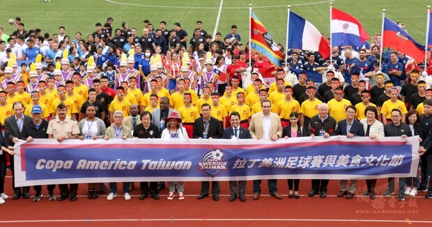 以在台就學與工作的拉丁美洲人士為主要參賽者的2020 Copa America Taiwan足球賽17日上午開踢，共有來自13個國家的23支隊伍參賽。(圖片來源：Copa America Taiwan FB)