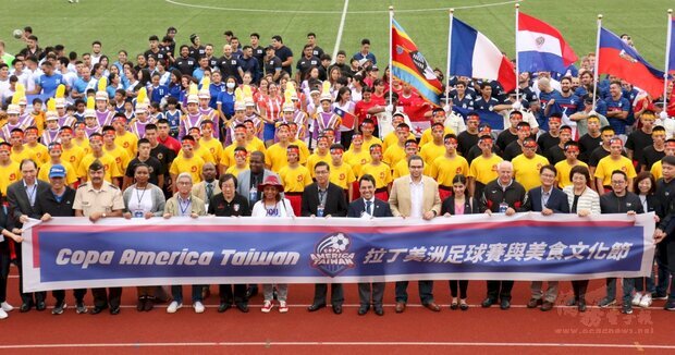 以在台就學與工作的拉丁美洲人士為主要參賽者的2020 Copa America Taiwan足球賽17日上午開踢,共有來自13個國家的23支隊伍參賽。(圖片來源:Copa America Taiwan FB)