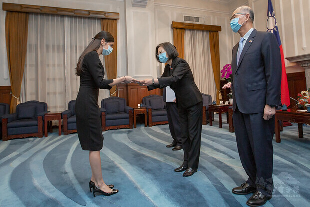 蔡英文總統26日上午接受尼加拉瓜共和國新任駐臺特命全權大使李蜜娜(Mirna Mariela Rivera Andino)呈遞到任國書