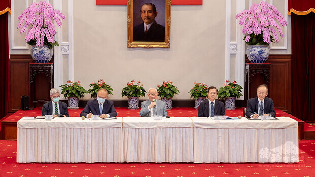 總統府21日下午舉行2020亞太經濟合作(APEC)暨經濟領袖會議(AELM)會後記者會