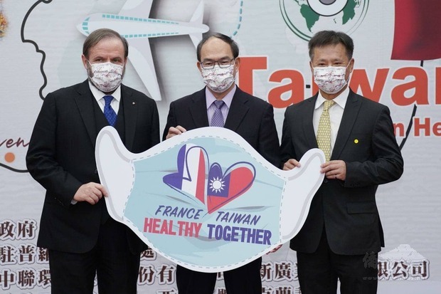 外交部曾政務次長（中）與中聯環境生技公司董事長丁力行（右）代表捐贈防疫物資給法國柯爾瑪市，由歐洲商會副理事長尹容（左）代表接受。