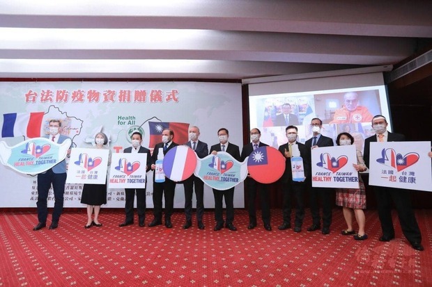 桃園市鄭市長、外交部曾次長、法國在台協會主任公孫孟及捐贈物資、運費的台、法公私部門代表合影。