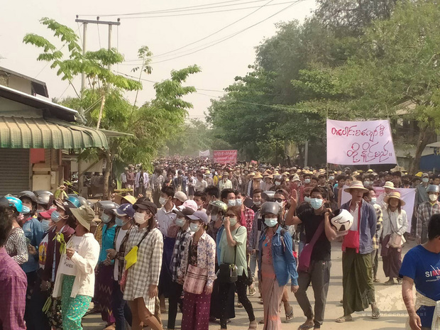 27日為緬甸軍人節，緬甸民眾無懼軍方威脅持續上街頭示威。圖為仰光東達貢區的民眾集結抗議。（Myanmar Journalism Collective提供）