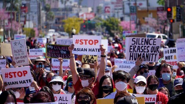 亞特蘭大槍擊案之後，全美各地亞裔人士集結示威，圖為27日在洛杉磯韓國城有數百人上街。 (圖：中央社)