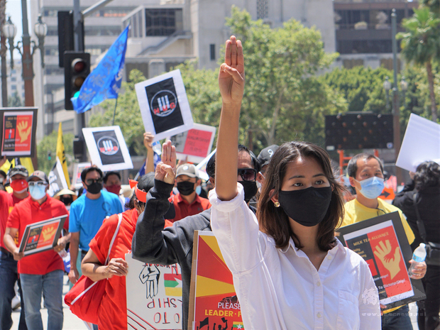 來自台灣、香港、泰國、緬甸等地的社運組織8日在洛杉磯市政府前示威遊行，呼籲美國政府重視緬甸軍政府的暴行。