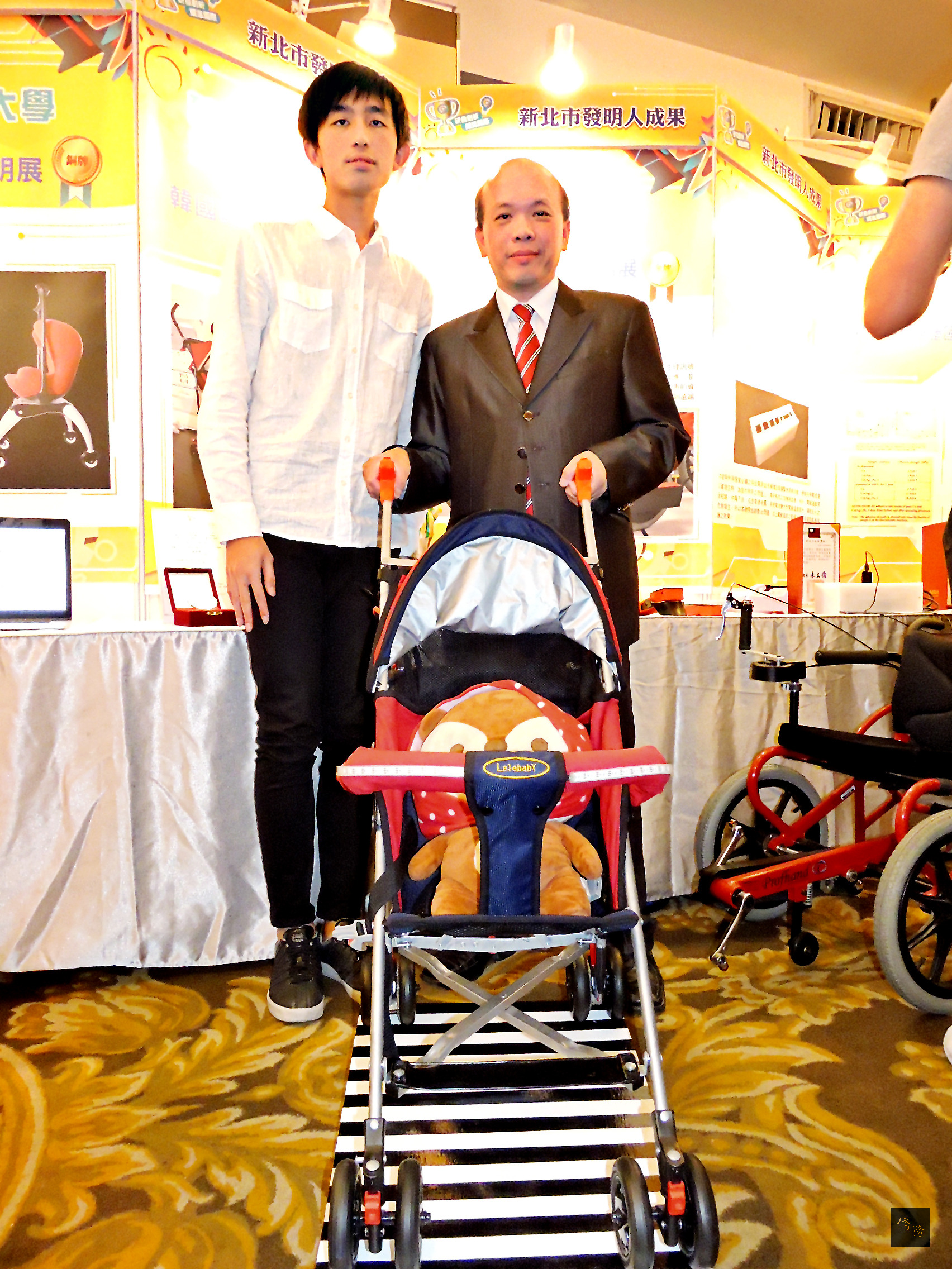 台北城市科技大學研發「智慧安全嬰兒推車」，放開握把車子會自動上鎖。（自由時報提供）