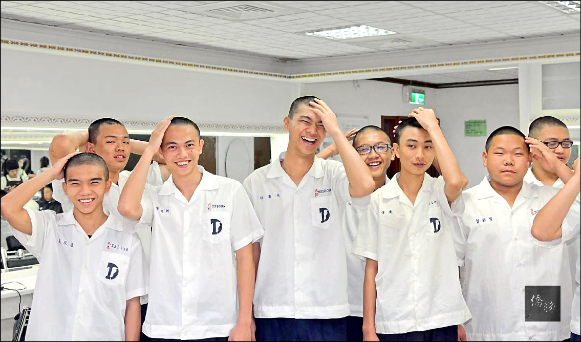 蕭鈺隆高一就學時因化療掉髮，全班同學一起理光頭相挺。（自由時報提供）