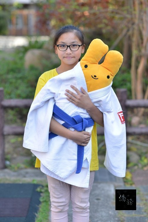 楊梅區大同國小小六生黃慧慈是原民生，出身單親家庭，父親工作不穩，但從不自怨自艾，養成獨立自主個性，在校表現允文允武。（聯合報提供）