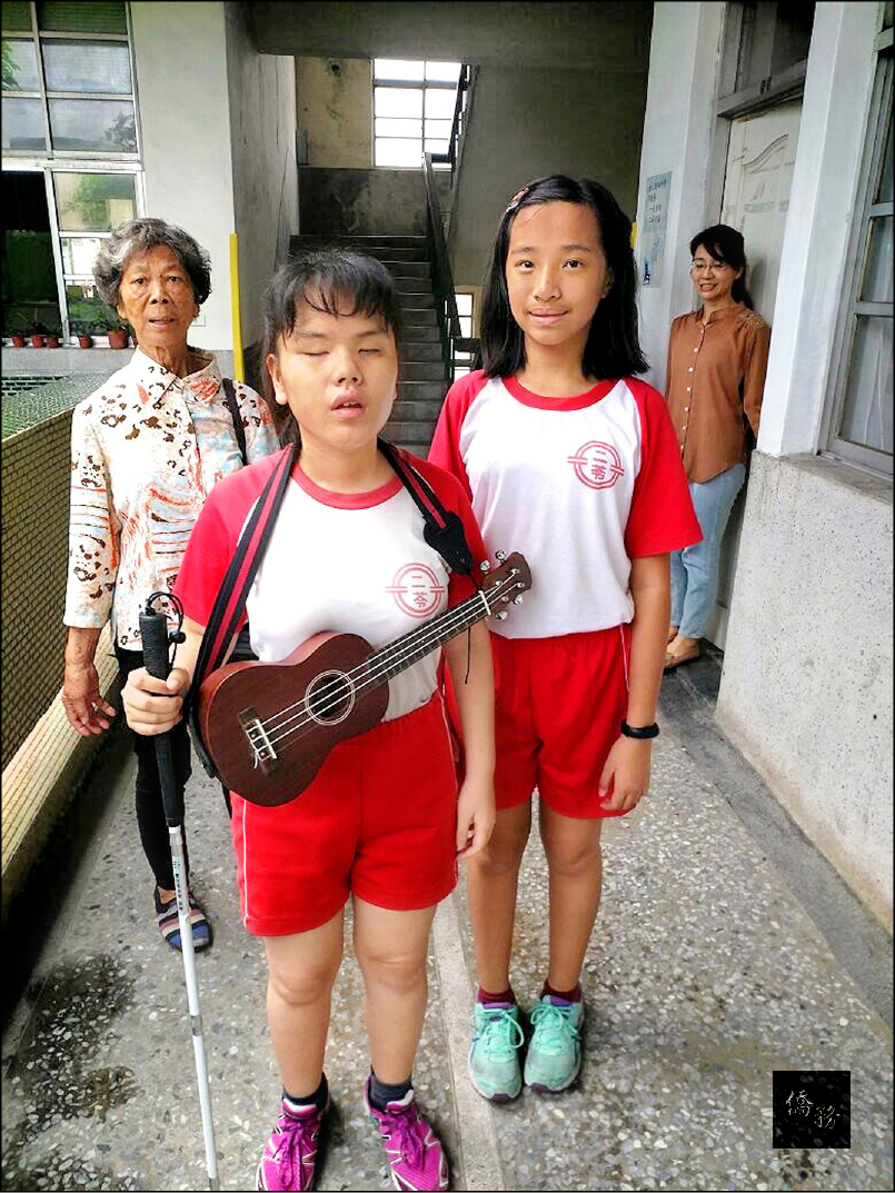 吳佳晉（中）感謝阿嬤（左）及六年同班好朋友藍夏華（右）一路陪伴她。（中央社提供）