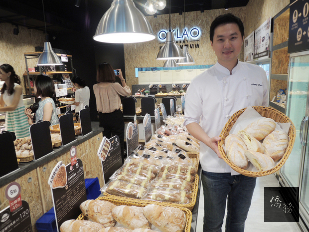 22歲退伍後才開始學做麵包的陳永信（右），2015年代表台灣榮獲世界麵包大賽冠軍，他不斷嘗試研發新口味的麵包，最近在台中市推出榴槤加芋頭麵包，意外組合卻令人驚豔。