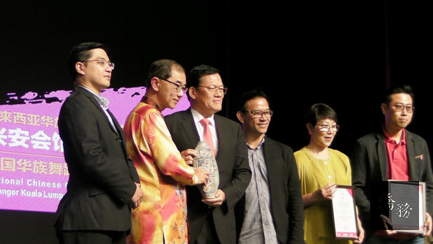 國立台灣藝術大學舞蹈學系「大觀舞集」在行政總監王廣生（右2）帶領下在大馬演出，並與駐馬辦事處代表章計平（左3）獲得主辦單位頒發紀念品。（中央社提供）