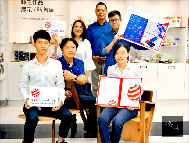 朝陽科大吳俊穎(前左)、邱湘芸(前右)設計的「雙double」木椅,及視覺傳達設計系李昊民(後右)、陸詠兒(後左)等人的「熱血荒源」,在德國紅點設計獎中獲獎。(自由時報提供)