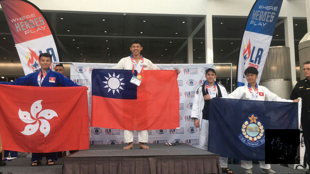 通霄警分局苑裡分駐所警員張嘉恩(中)代表台灣赴美參加2017世界警察消防運動會,囊括柔道和柔術2面金牌,頒獎時他還高舉中華民國國旗,讓隊友都感動不已 。(通霄分局提供)
