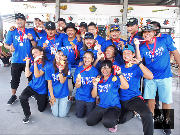 鹿野巴拉雅拜部落用龍舟運動,凝聚部落青年的力量,靠著龍舟將部落划向國際。(自由時報提供)