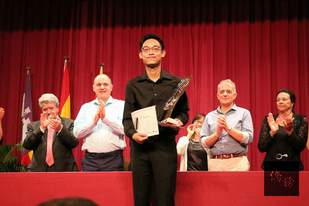 雲林出身的新生代青年鋼琴演奏家葉士賢（前），在第22屆西班牙IBIZA國際鋼琴比賽，擊敗英美日韓等40多名好手，奪得第一名。（雲林縣政府提供）
