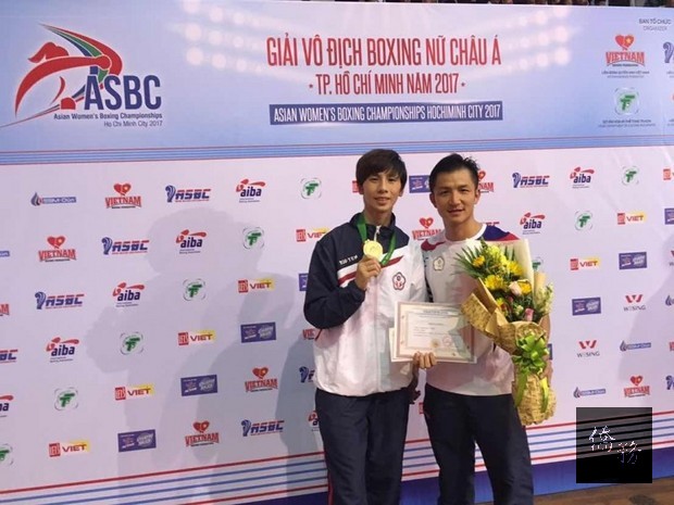 林郁婷獲金牌，開心與恩師曾自強合影。（自由時報提供）