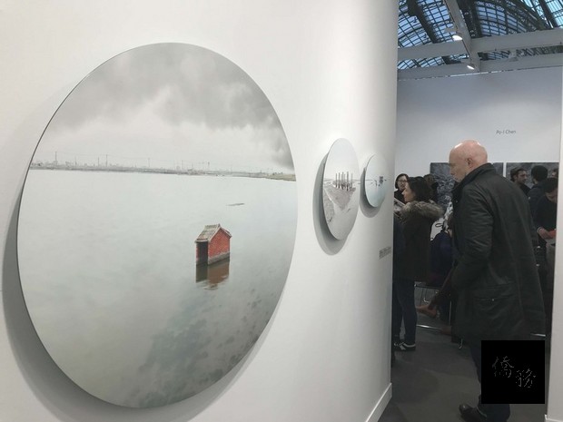 台灣的楊順發、陳伯義與李旭彬3位攝影家，在非畫廊策劃下，於巴黎攝影博覽會聯合展出，不約而同長期紀錄天災或環境浩劫後的台灣地景。（中央社提供）