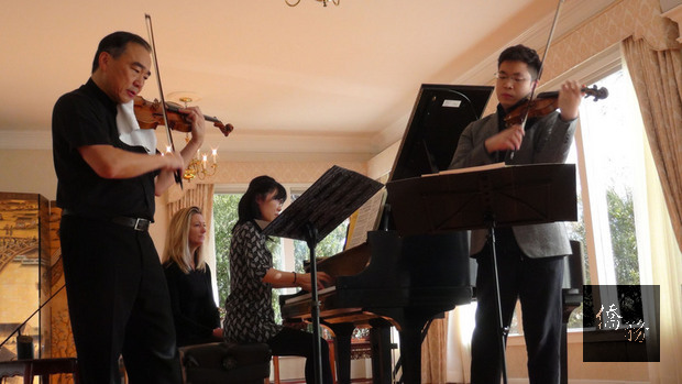 小提琴家林昭亮（左）與台灣演奏新秀黃海倫（中）、黃俊文（右）美東時間19日在雙橡園舉辦音樂會。（中央社提供）