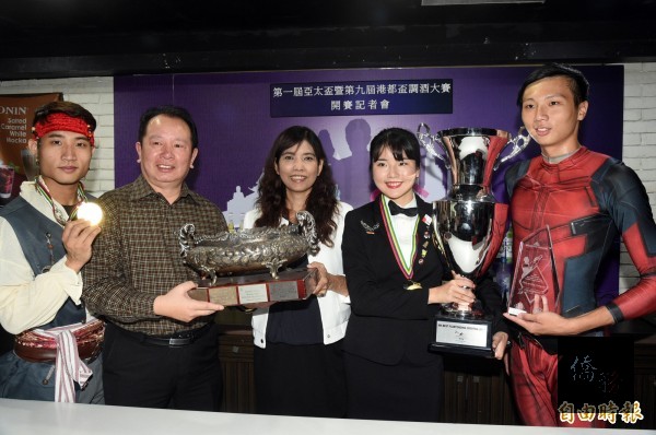 台灣選手在界盃調酒大賽中勇奪雙冠，並榮獲最高榮譽超級團隊教練獎。（自由時報提供）