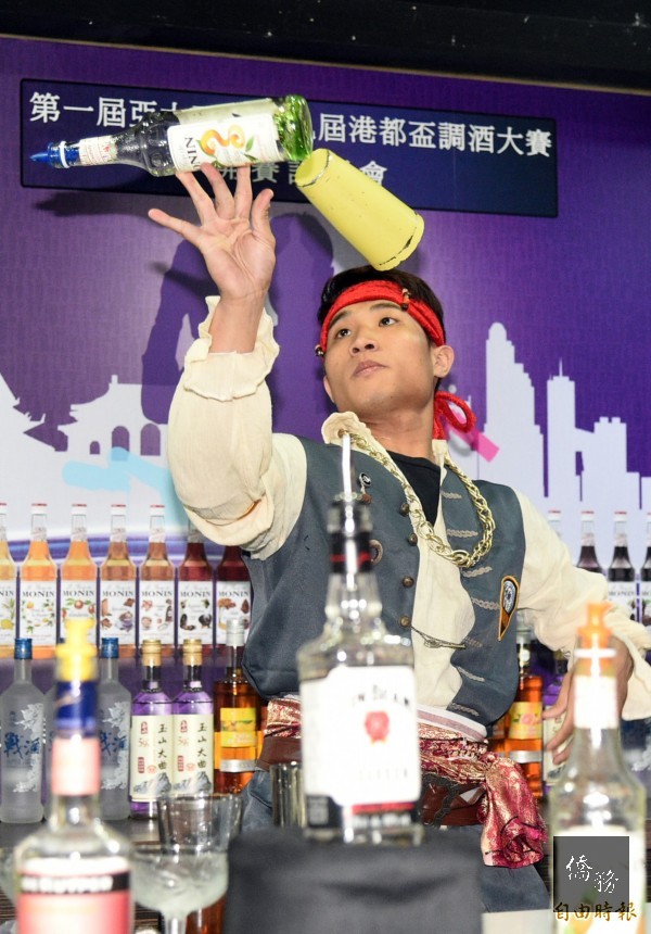 台灣選手陳俊燊榮在第六十六屆世界盃調酒大賽中，拿下花式調酒冠軍。（自由時報提供）