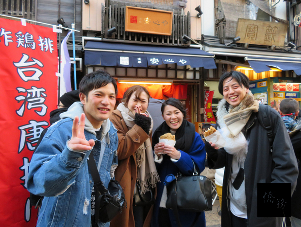 日本東京著名景點淺草寺旁近期有商家推出新商品「台灣雞排」，生意相當好。店家表示，目前試賣階段並未每天營業，但仍熱銷一空，20日起將天天販售。(中央社提供)
