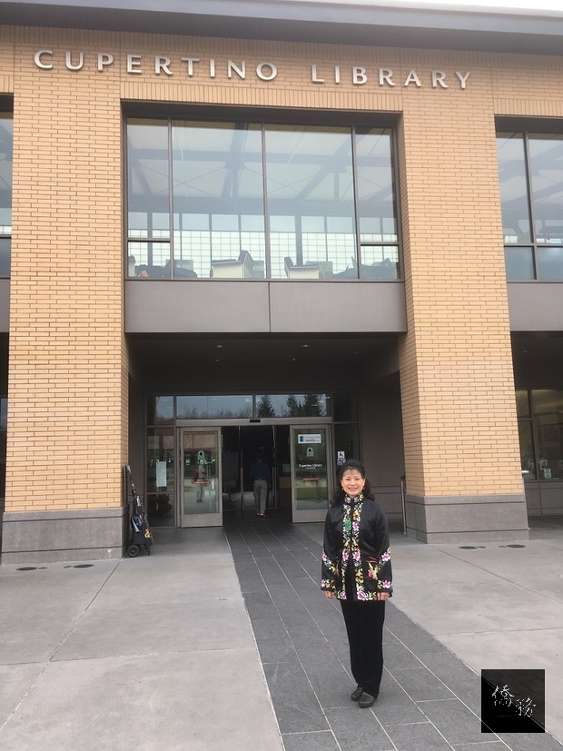 陳菊美在庫比蒂諾市圖書館前。