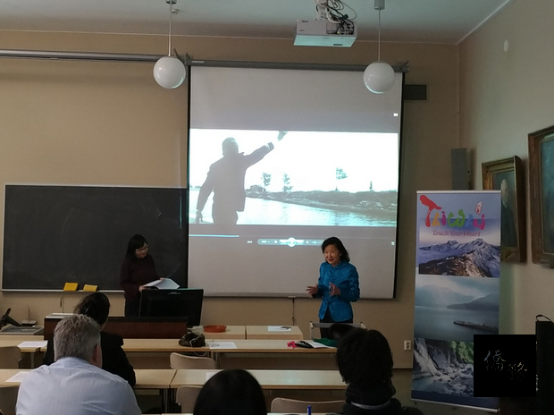駐芬蘭代表程其蘅（站立者）2月1日在赫爾辛基大學介紹台灣早期台語電影藝術，獲師生迴響。（駐芬蘭代表處提供）