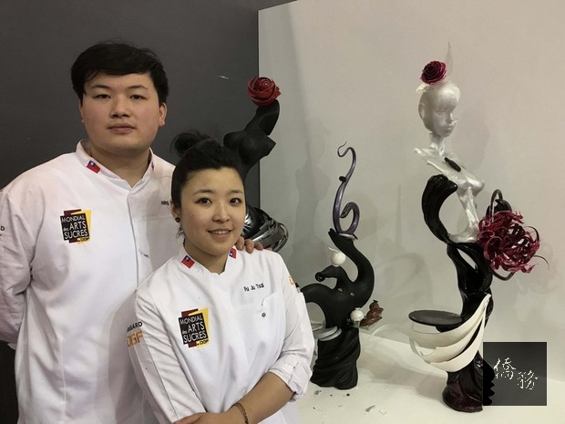 台灣甜點師傅陳星緯（左）與蔡馥如(右)參加在法國舉行的世界甜點藝術大賽，他們以「時尚」為題，設計糖製及巧克力工藝作品。(中央社提供)