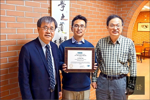 中山大學物理學系博士生陳柏勳（中）榮獲IEEE獎學金，和物理系講座教授張鼎張（右）、校長鄭英耀（左）開心合影。（中山大學提供）